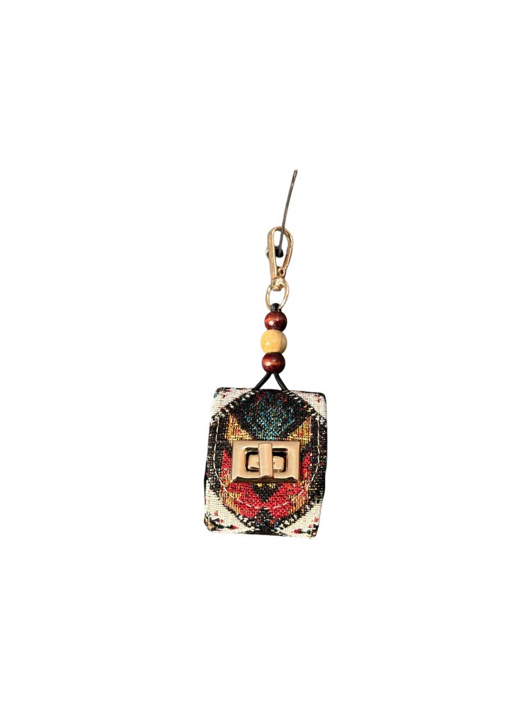 Kilim desenli AirPods charm, kırmızı